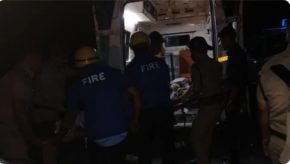 एक भीषण सड़क हादसे में चार लोगों की जान चली गई, जबकि एक अन्य युवक गंभीर रूप से घायल हो गया। हादसा उस वक्त हुआ जब हरियाणा नंबर की मारुति रिट्ज कार (HR 42 E 2701) ने सीमेंट से लदे ट्रेलर (HR 63 F 5353)