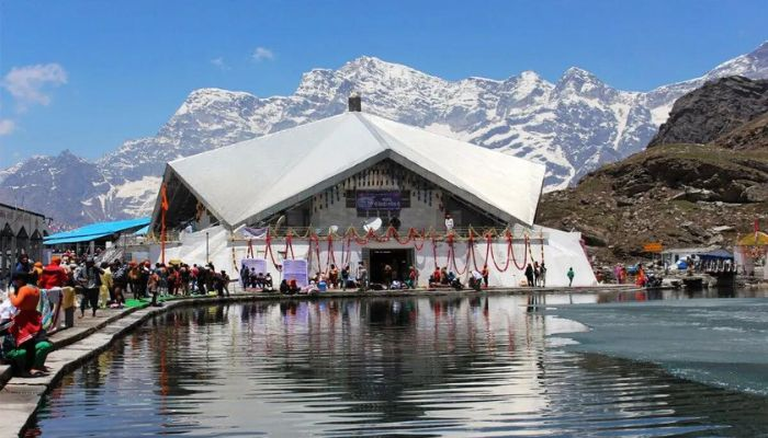हेमकुंड साहिब में आस्था पर विवाद: बिना पगड़ी स्नान को लेकर झगड़ा, कुल्हाड़ी से हमला