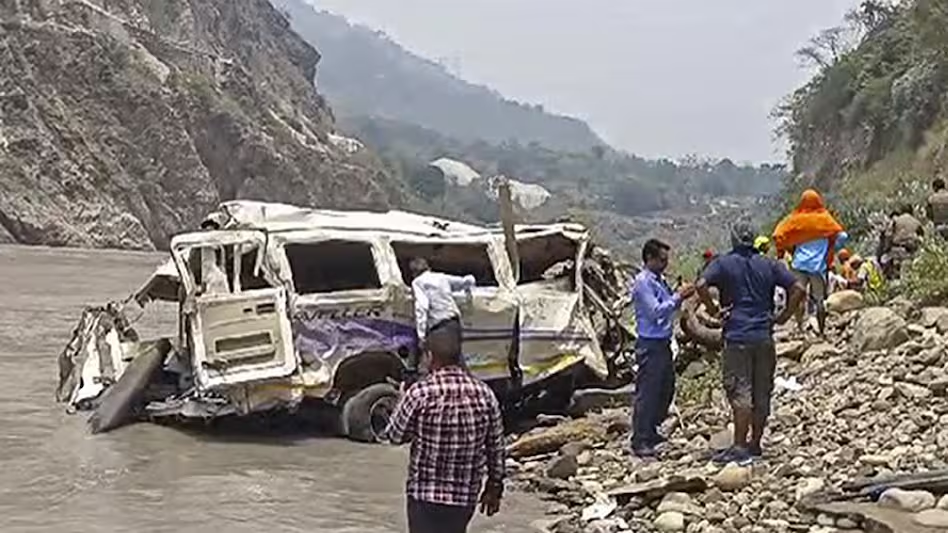 रुद्रप्रयाग बस हादसा: बदरीनाथ जाते श्रद्धालुओं की बस अलकनंदा नदी में गिरी, तीन की मौत, नौ अब भी लापता